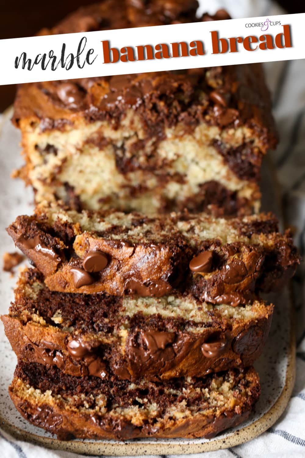 Imagen de Pinterest para pan de plátano marmoleado con chocolate.