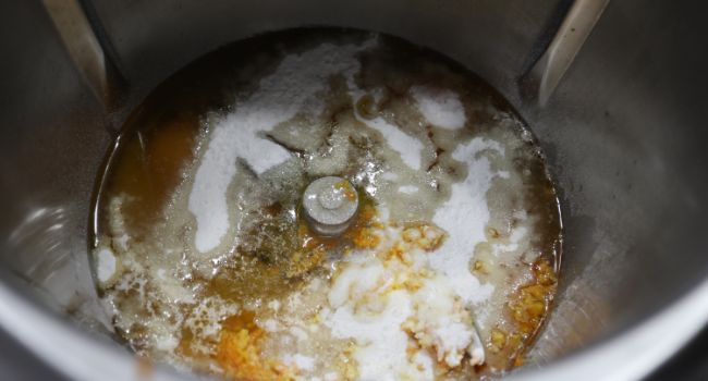 Echamos los huevos, el azúcar , la naranja, la levadura y mezclar todo en el vaso de Thermomix