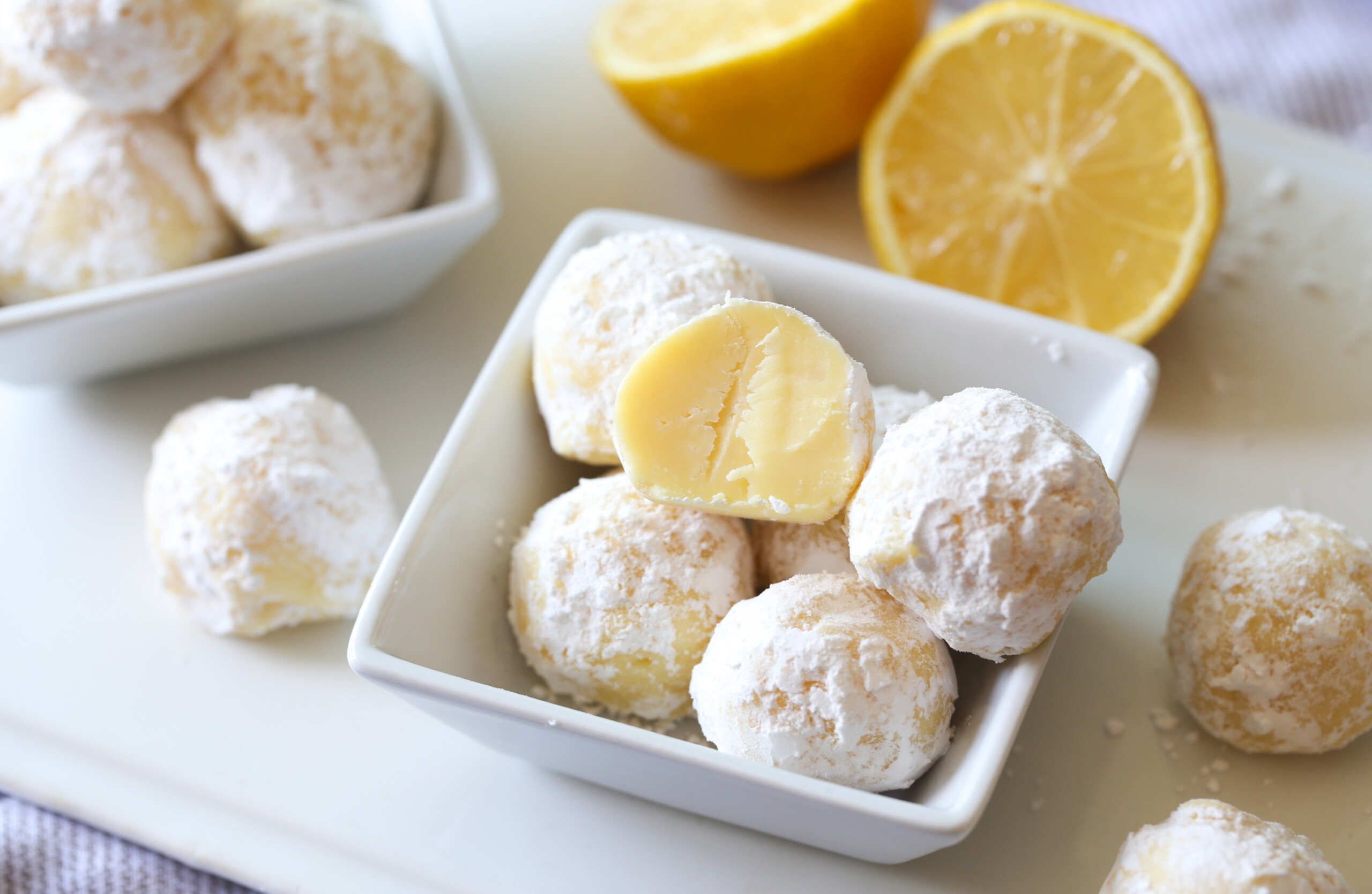 Caramelo de crema de limón en un bol