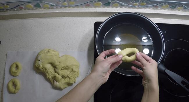 Hacemos las roscas para freírlas