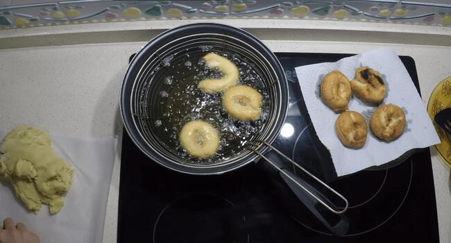 Ponemos las rosquillas en la sartén con aceite