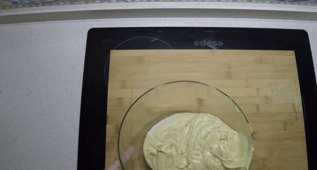 Mezclar la masa de las rosquillas en un bol