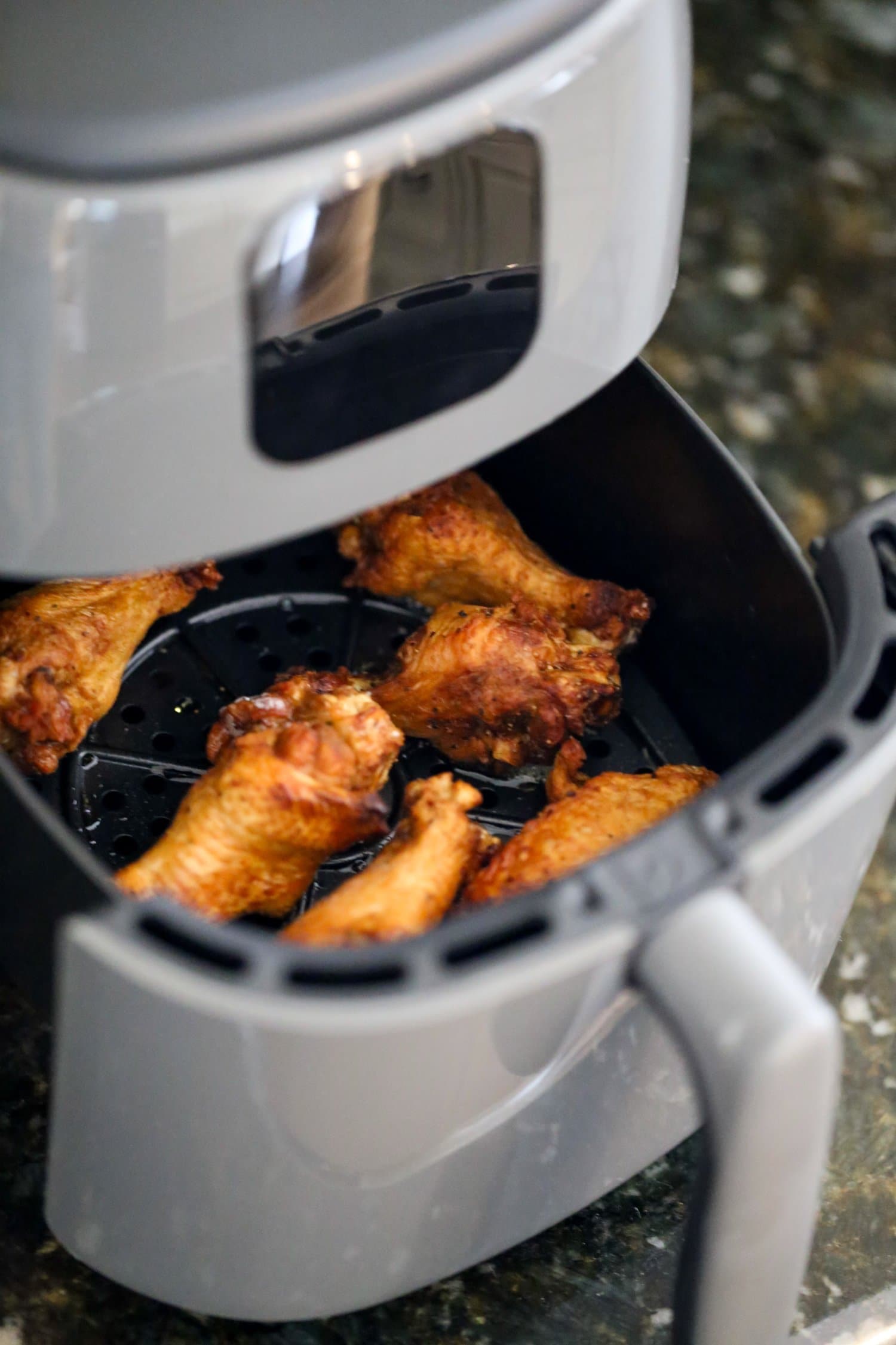 Cocinar alitas en una freidora