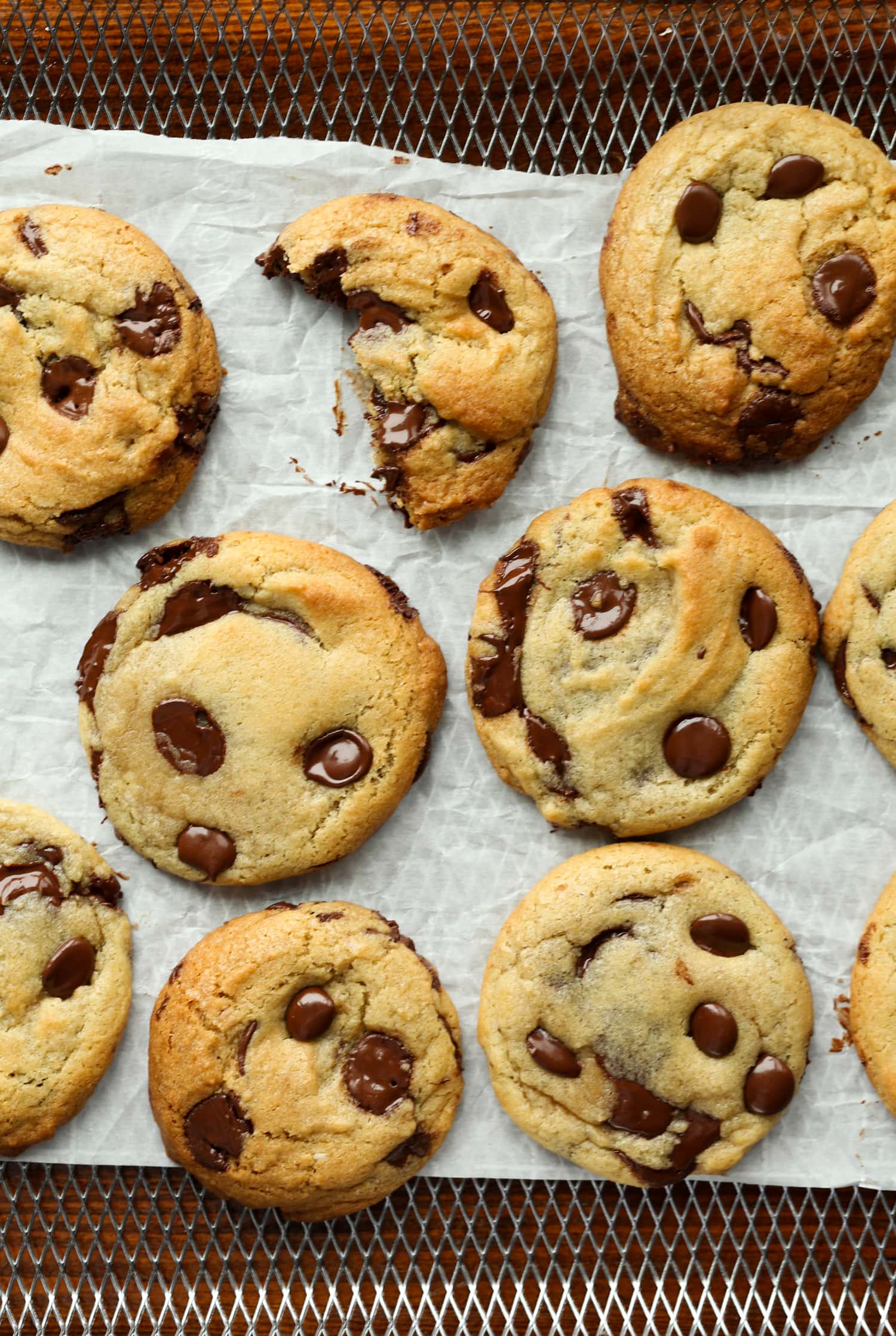galletas de chispas de chocolate de la freidora en el estante de la freidora con papel pergamino