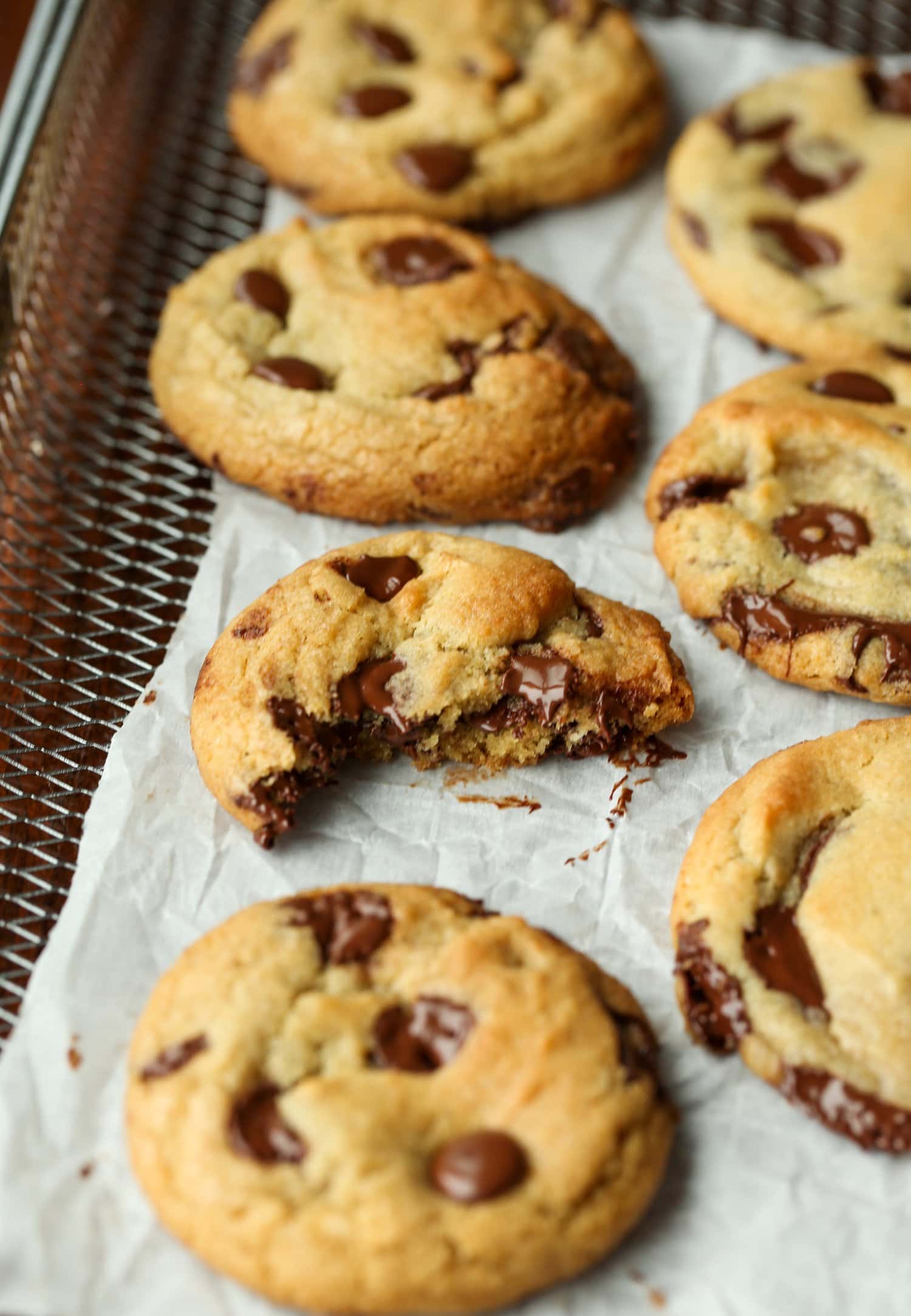 galleta rota horneada en una freidora con chocolate derretido en una rejilla