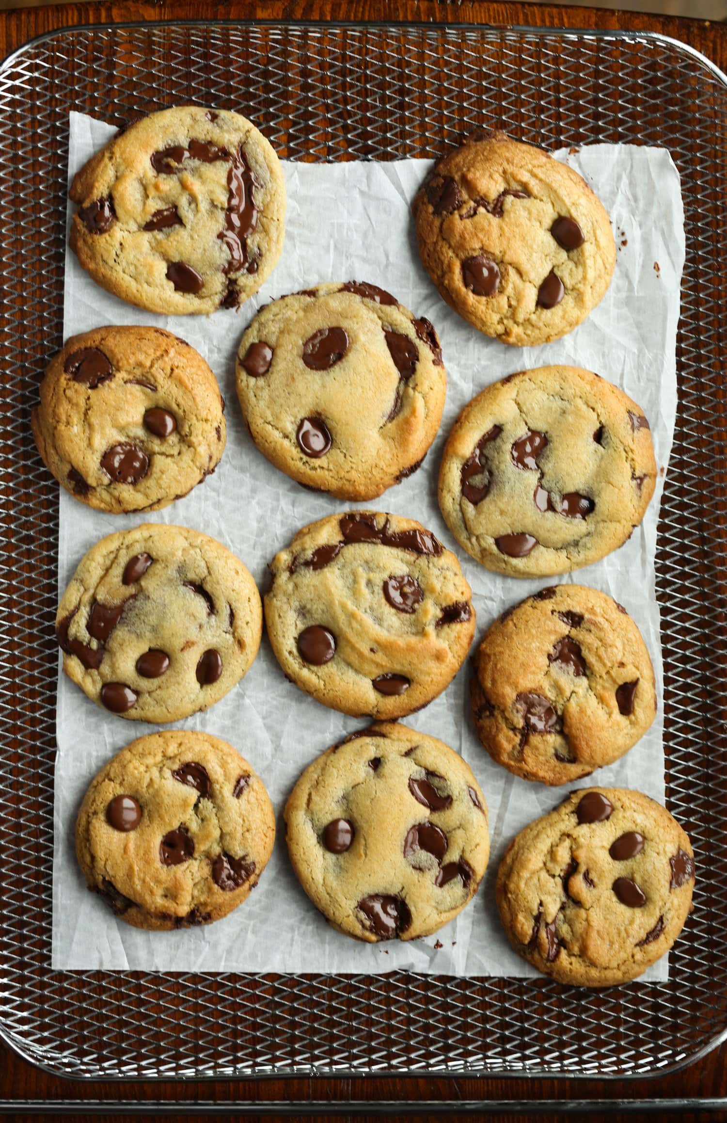 galletas de freidora en papel pergamino