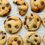 galletas de chispas de chocolate de la freidora en el estante de la freidora con papel pergamino