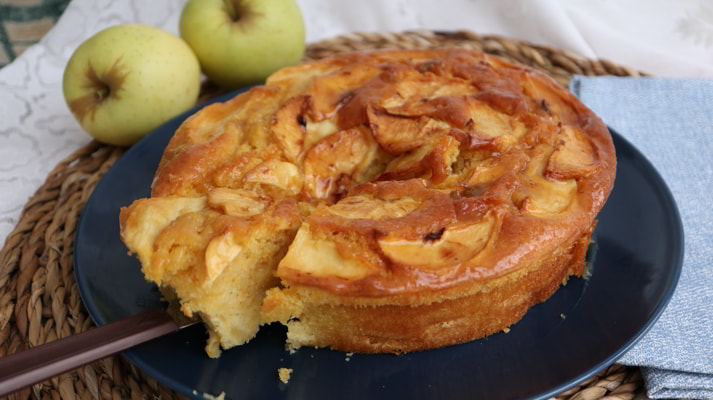 Ya tenemos el bizcocho listo de manzana