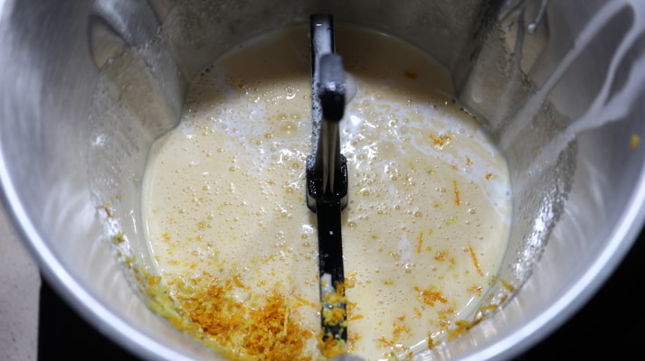 Ponemos la ralladura del limón y la naranja y lo mezclamos