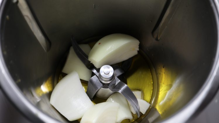 Trituramos las cebolla con el aceite