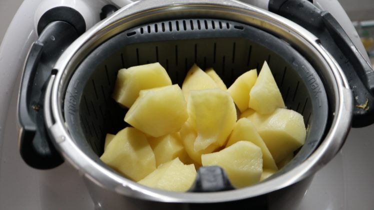 Ponemos las patatas en el cestillo para cocerlas