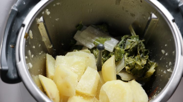 Ponemos las patatas y las acelgas y las cocemos