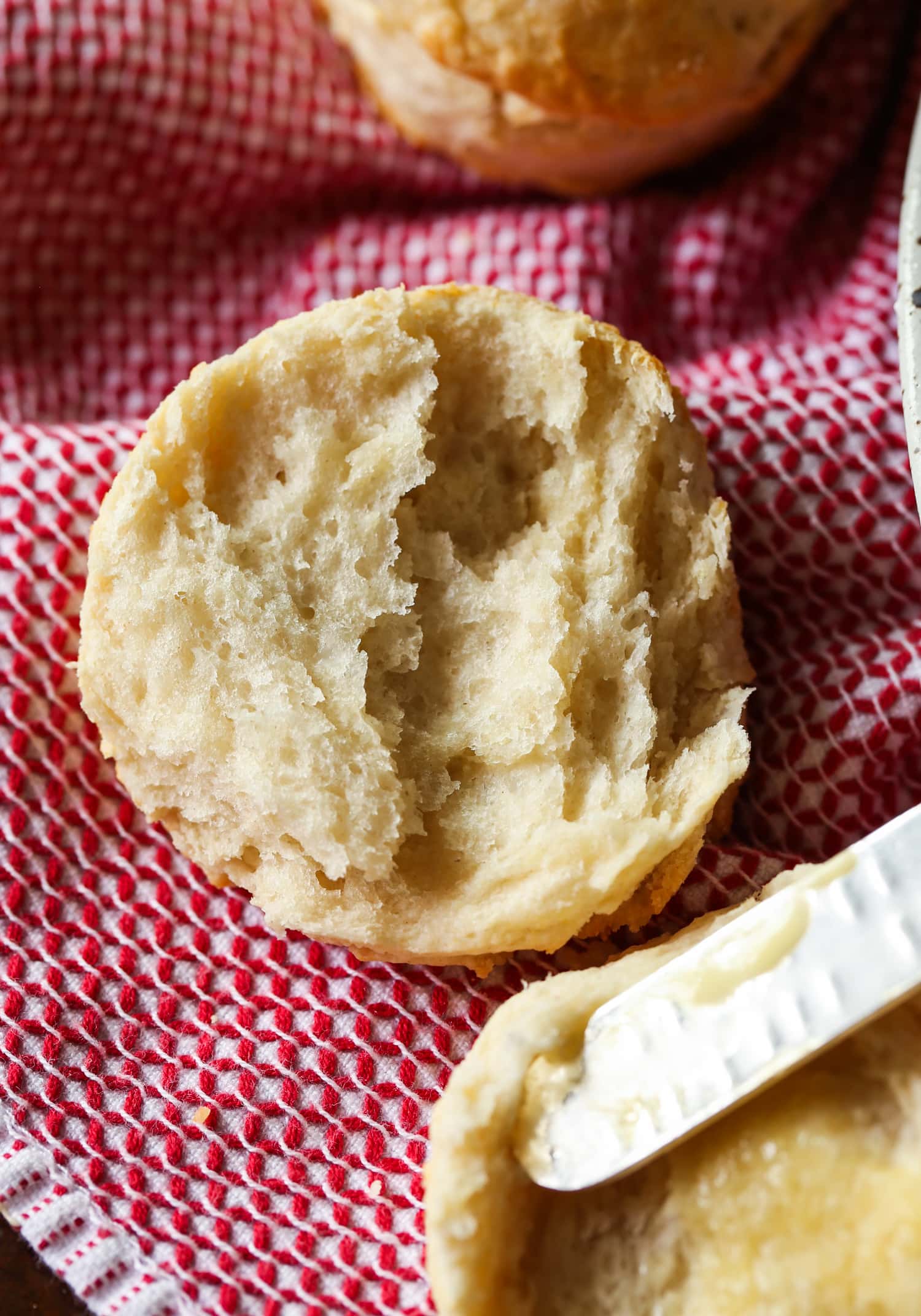 galleta cortada por la mitad en una toalla