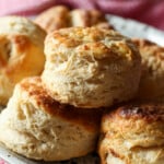 Galletas Air Fryer apiladas en un plato para servir