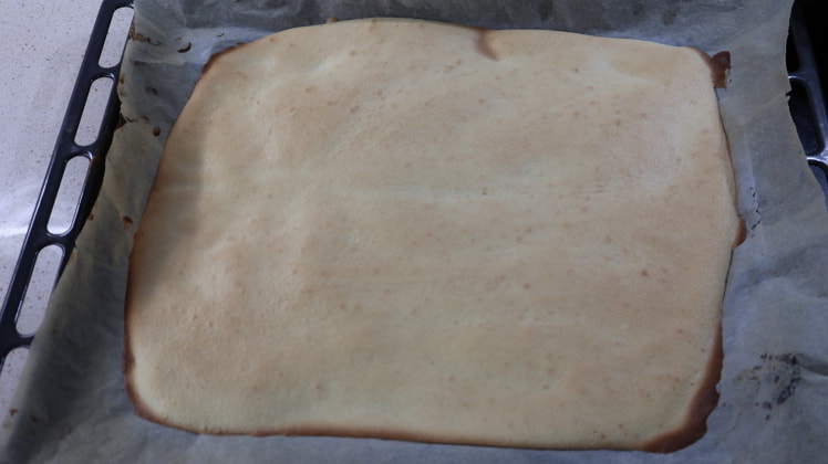 Ponemos el bizcocho en el horno