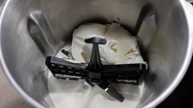 Ponemos la nata y el queso y hacemos las crema mascarpone