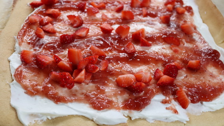 Rellenamos el bizcocho con la crema y las fresas