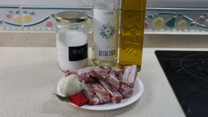 Los ingredientes para hacer costillas de cerdo al ajillo con Thermomix