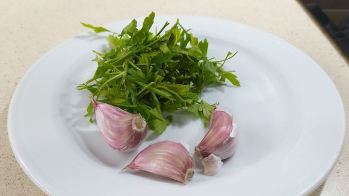 Los ingredientes necesarios para hacer el ajo perejil en Mambo