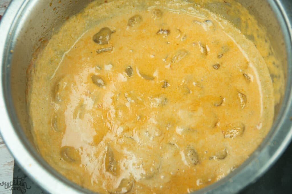 Pimientos rellenos de paté de salmón con mejillones