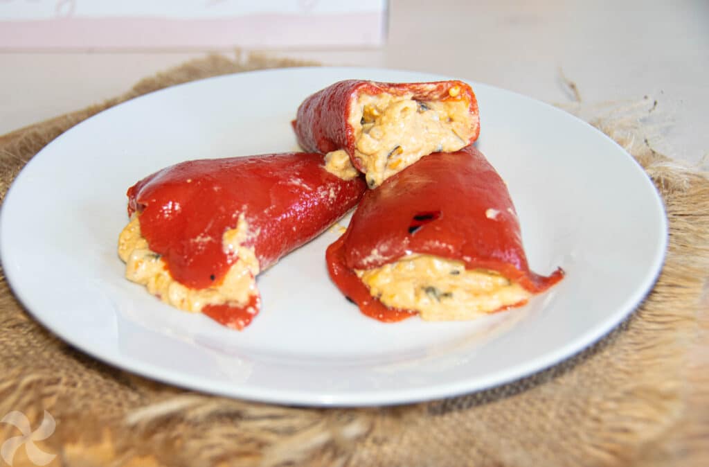Pimientos rellenos de paté de salmón con mejillones