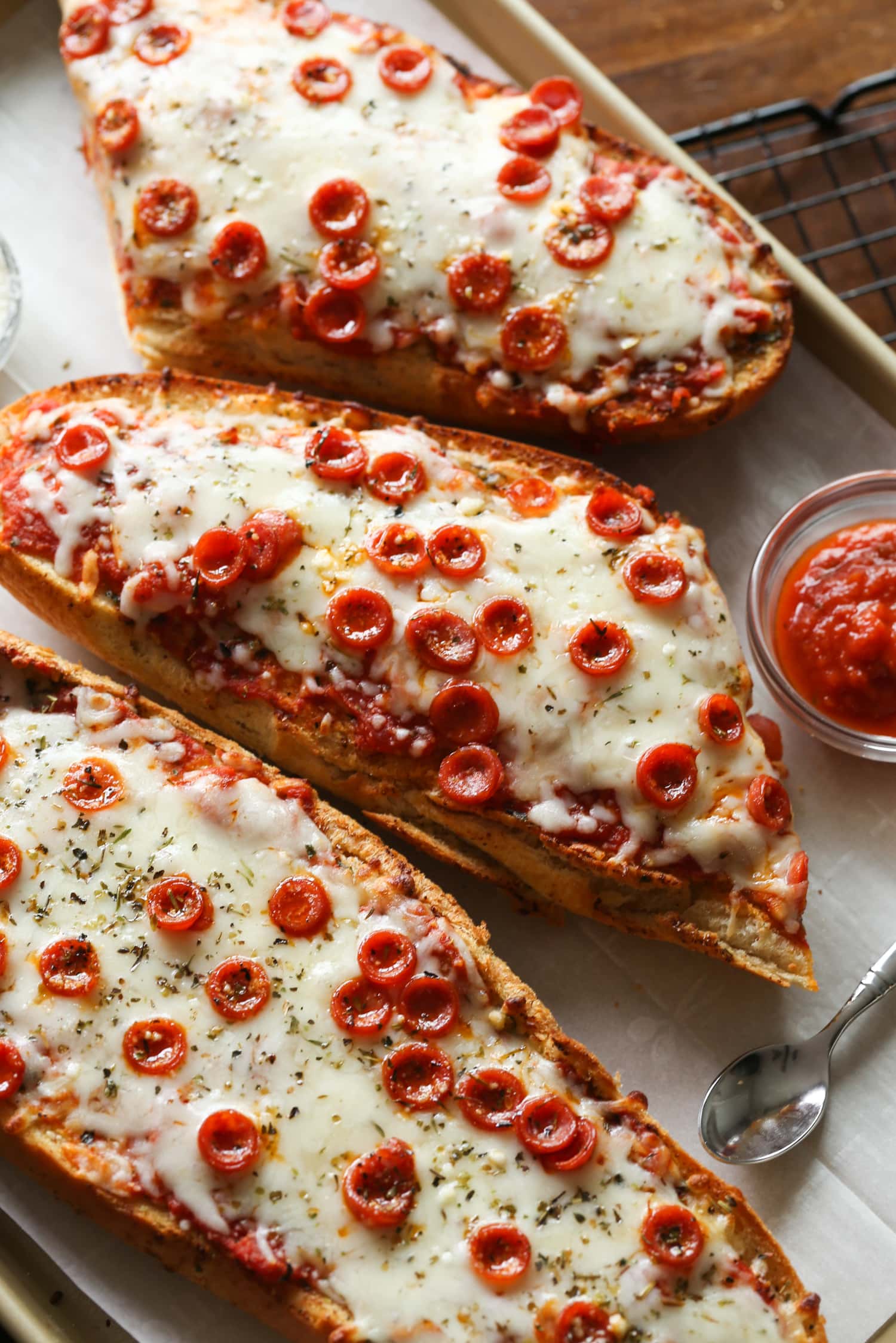 Tres pizzas de pan francés en un plato.