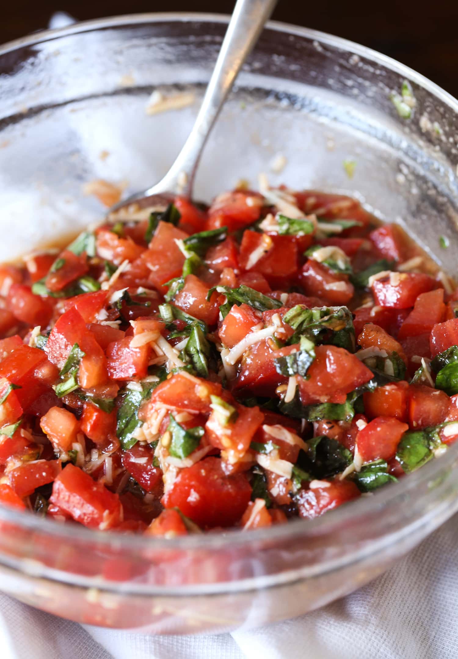 Un tazón de bruschetta de tomate fresco.