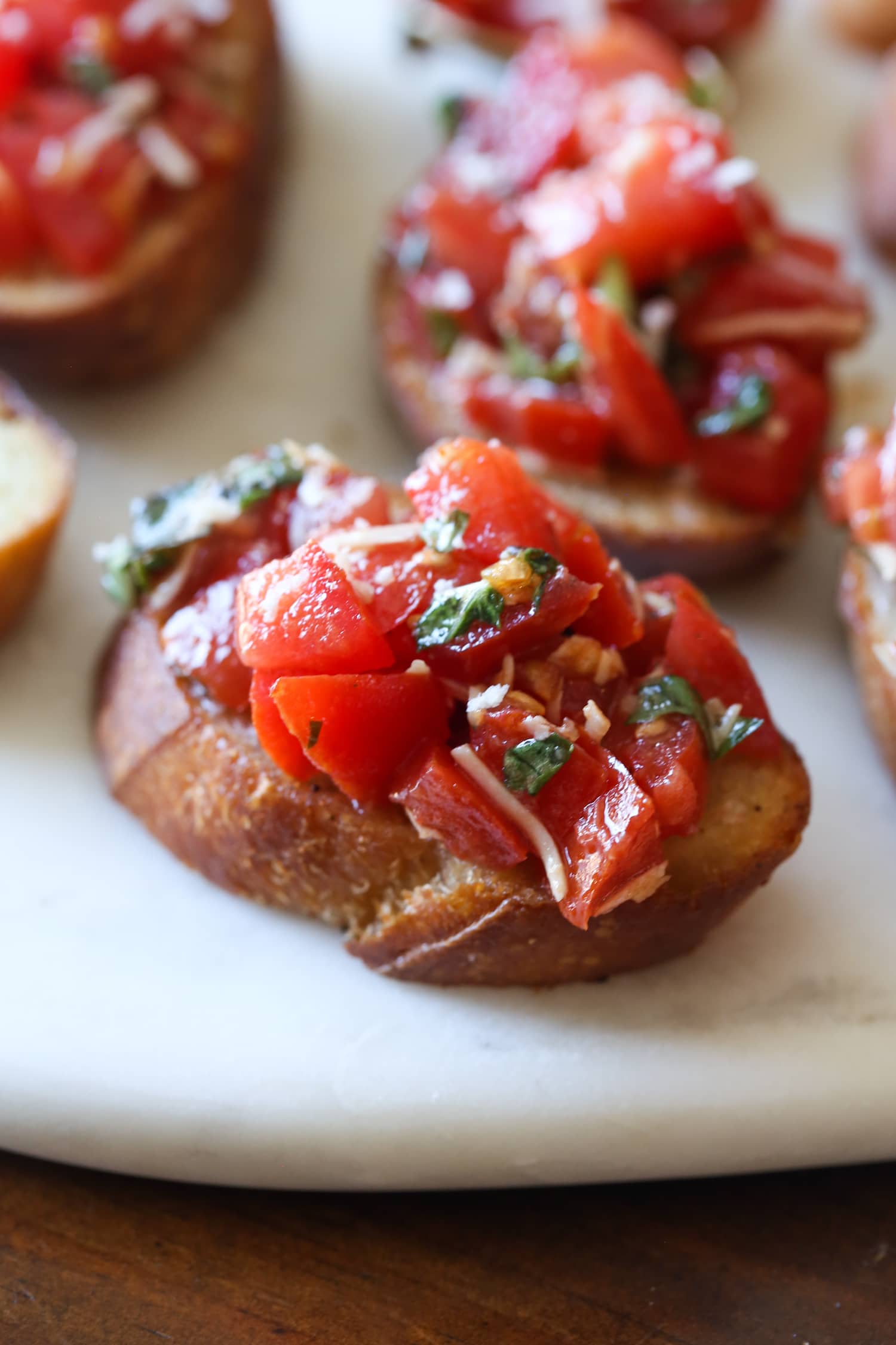 Rebanadas de pan tostado cubiertas con bruschetta.