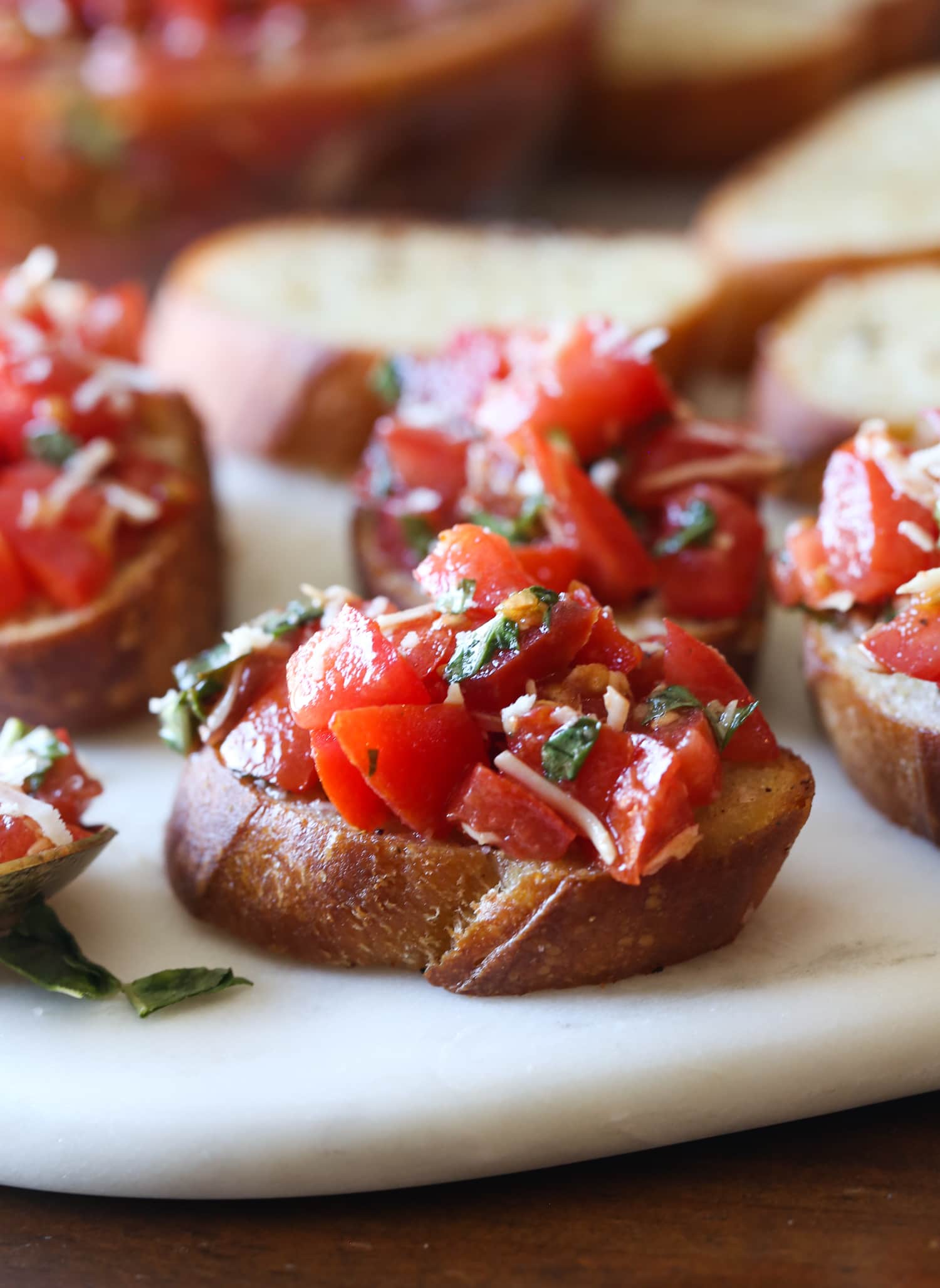 Rebanadas de pan tostado cubiertas con bruschetta.