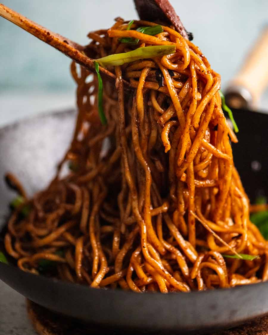 Tirar fideos de soya Supreme en un wok