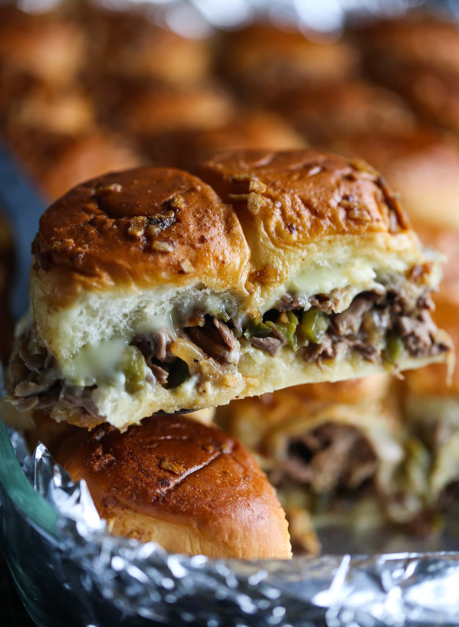 Se sacan dos deslizadores de bistec con queso de la sartén.