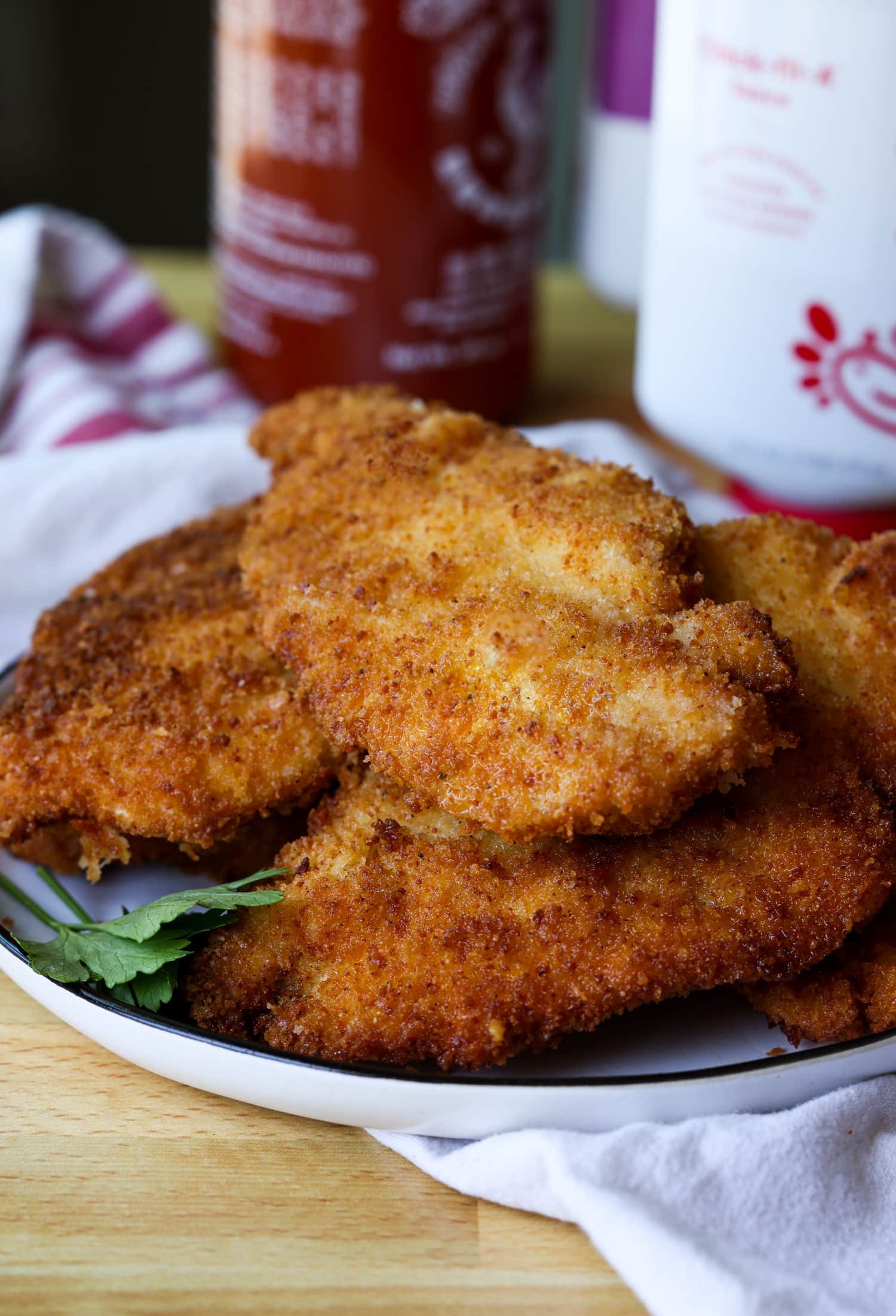 pechugas de pollo fritas en un plato