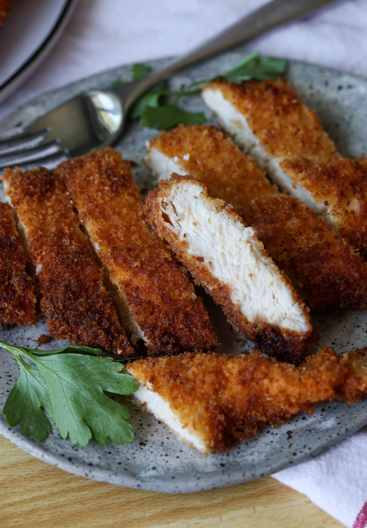 chuletas de pollo en rodajas en un plato