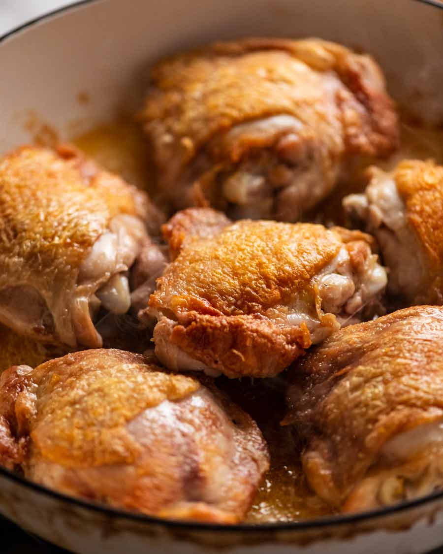 Chuletas de pollo doradas para tagine de pollo marroquí