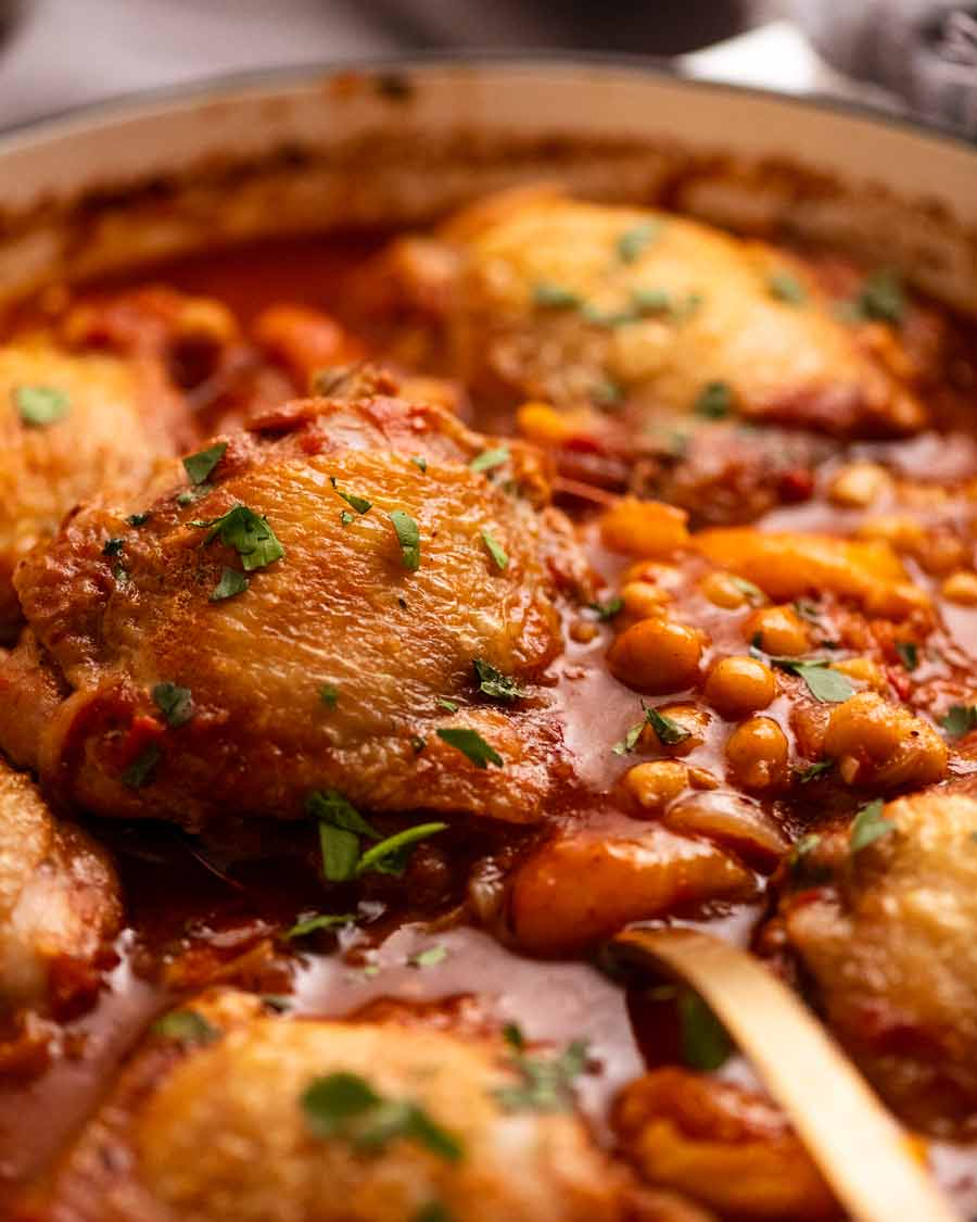 Cerca de Tagine de pollo marroquí