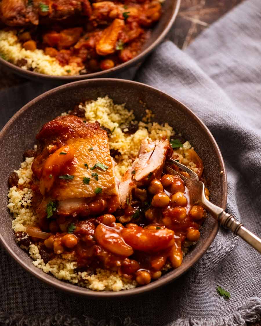 Tagine de pollo marroquí servido en un bol sobre una cama de cuscús