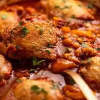 Foto de primer plano de Tagine de pollo marroquí, recién salido de la estufa