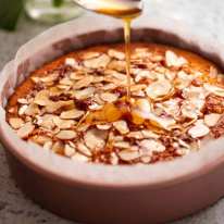 Pastel de miel recién horneado