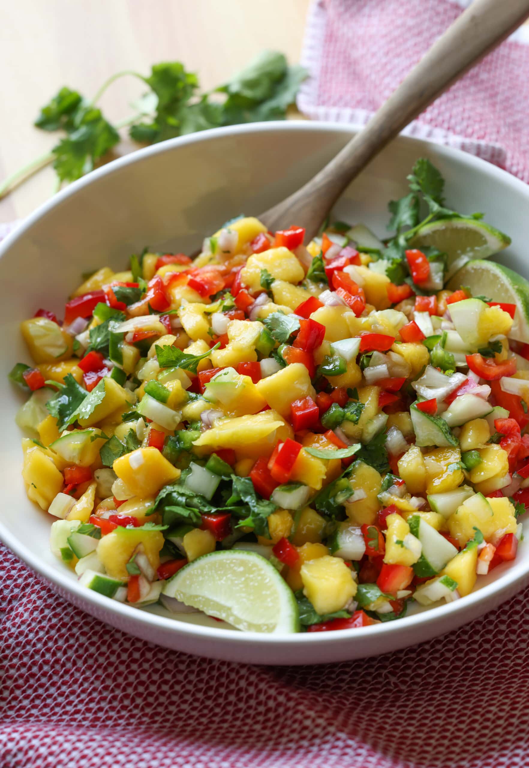 Salsa de mango en un bol