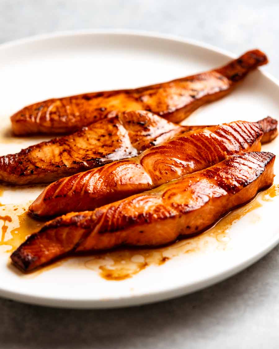 Salmón teriyaki en un plato listo para convertir en fideos