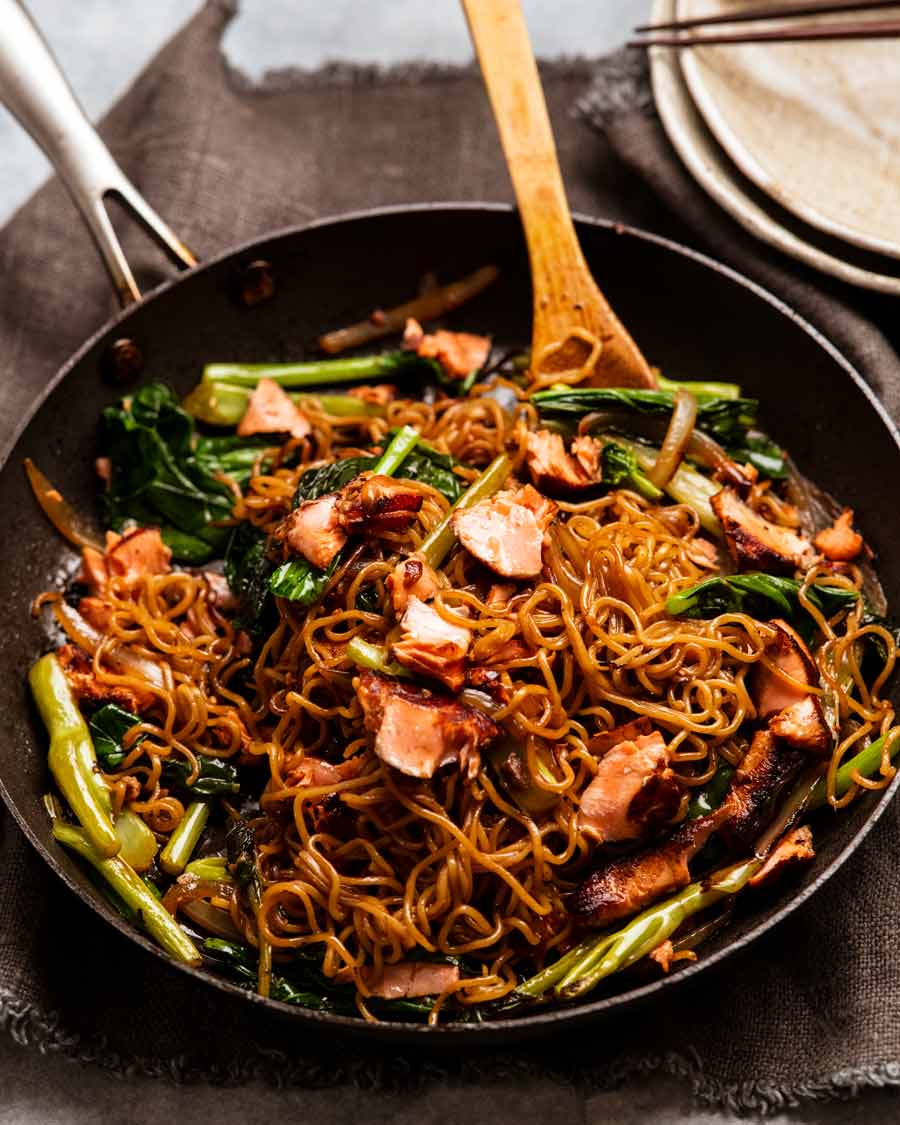Fideos de salmón teriyaki en una sartén
