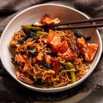Tazón de fideos con salmón teriyaki