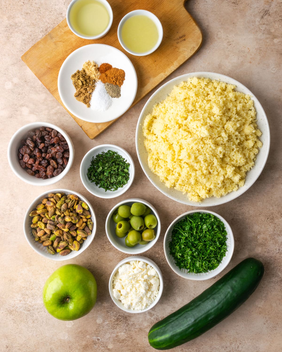 Los ingredientes para la ensalada mediterránea de cuscús.