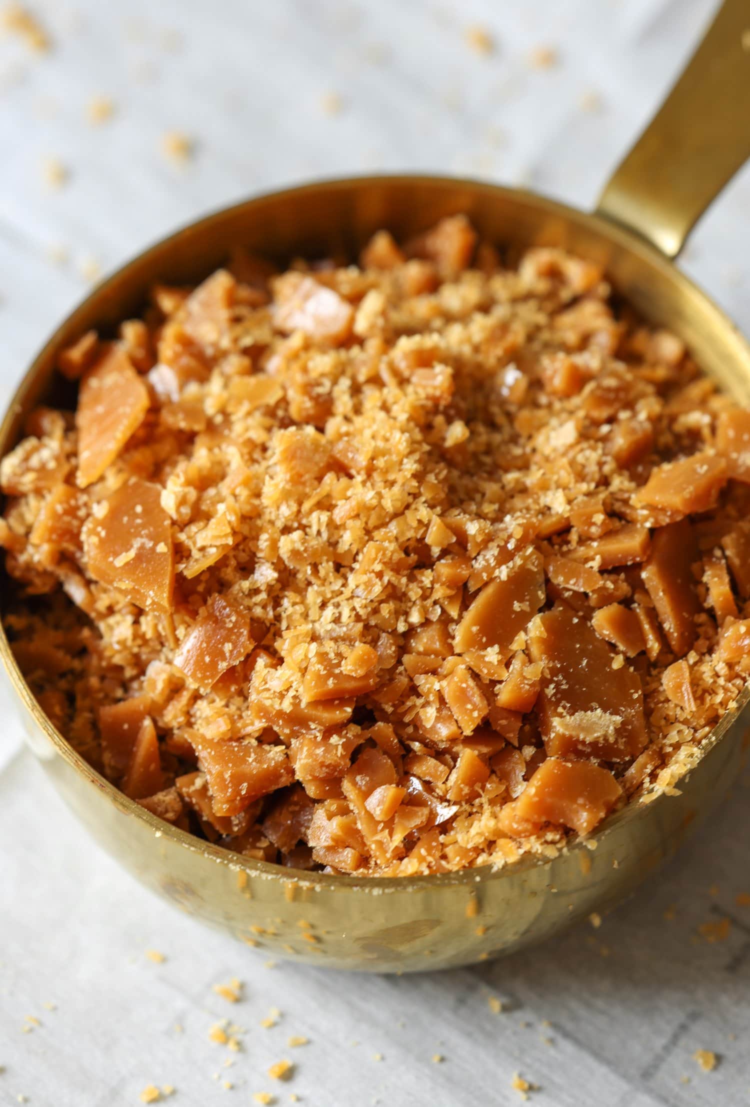 Trozos de caramelo casero en una taza medidora