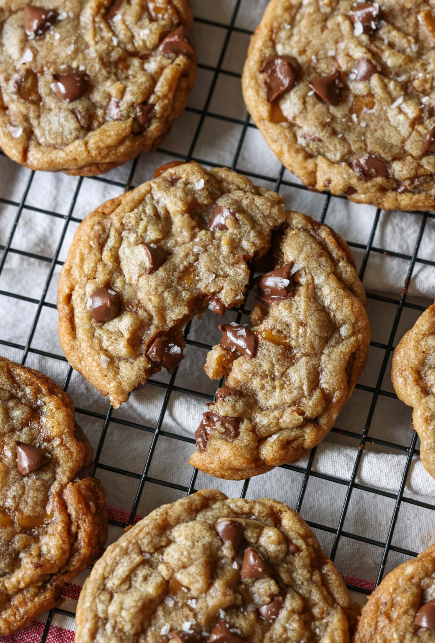 galleta con trocitos de chocolate con caramelo partido por la mitad