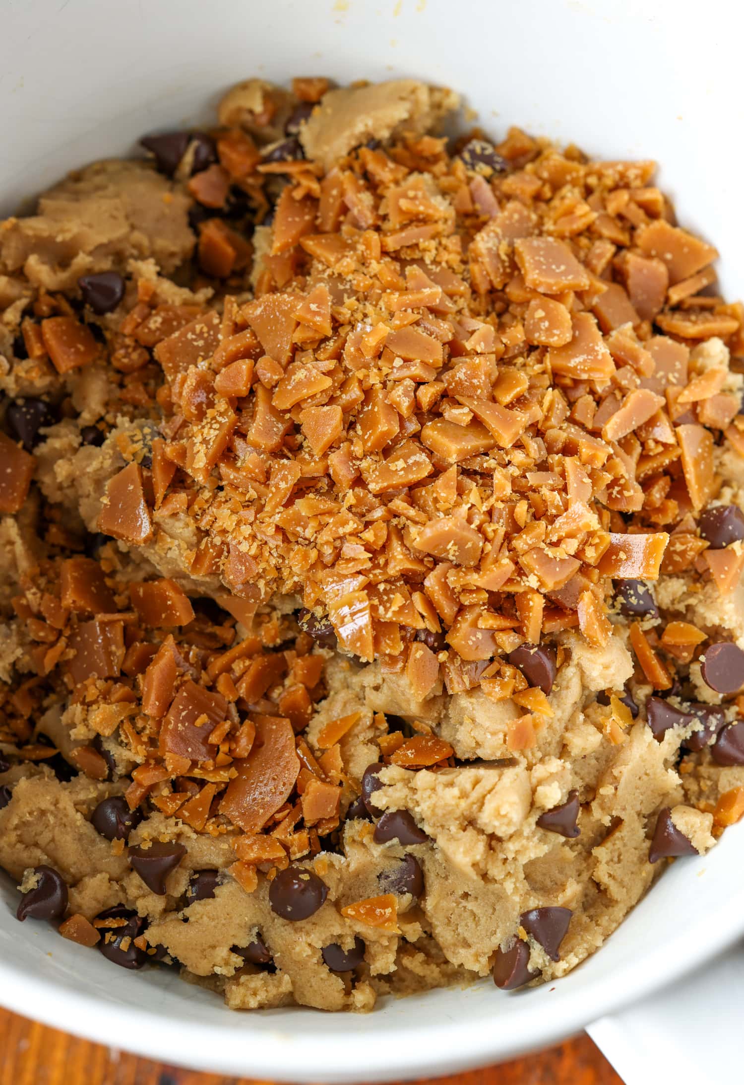 mezclando toffee con masa de galleta con chispas de chocolate
