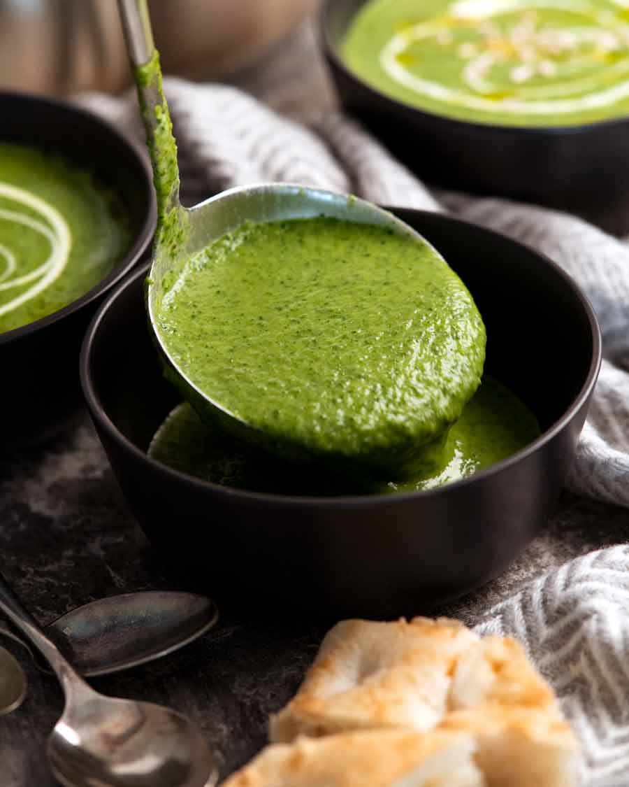 Ladling Immunity Boost Green Goddess Soup en tazones