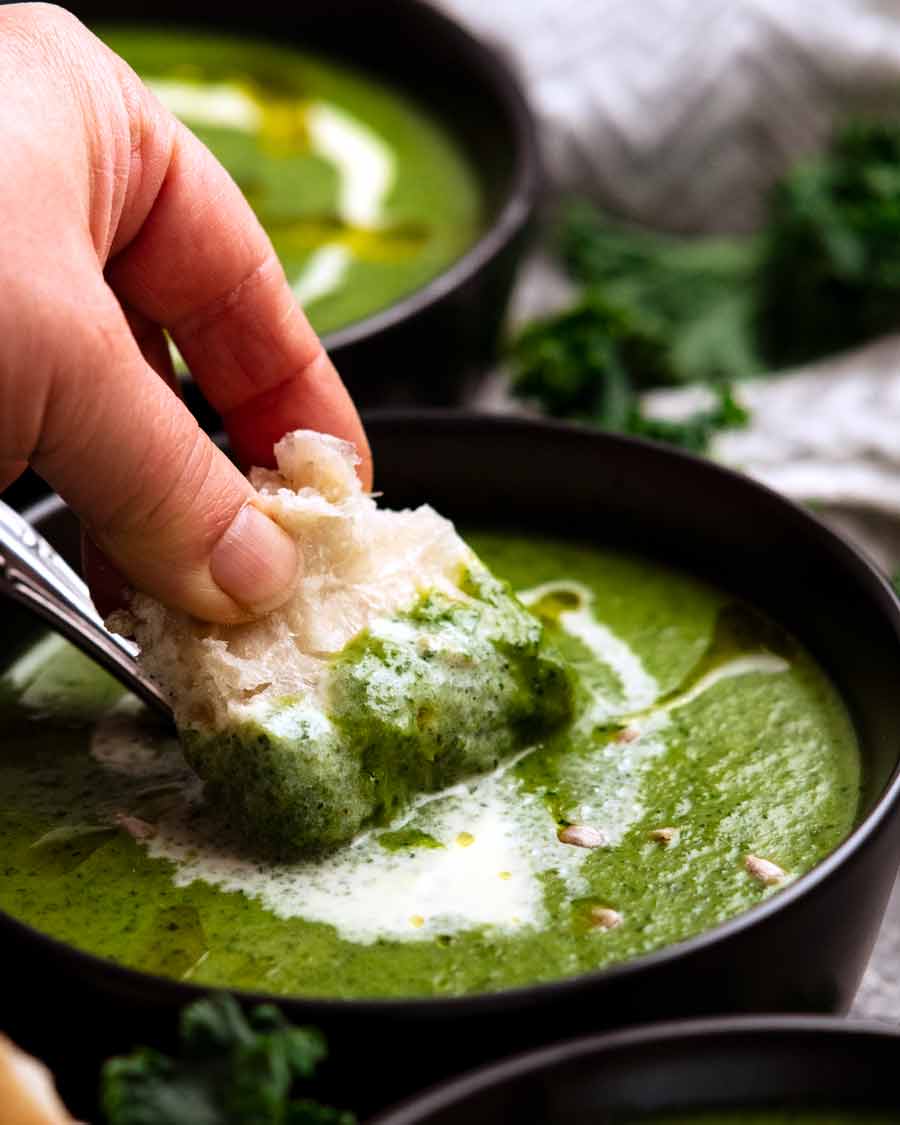 Sumergir pan en la sopa de diosa verde para aumentar la inmunidad