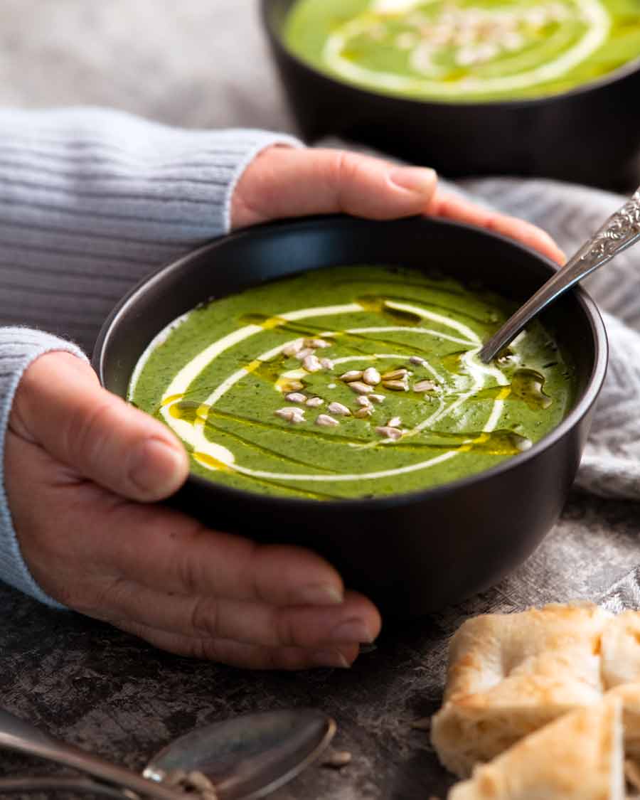 Sopa de diosa verde que aumenta la inmunidad en un tazón listo para comer