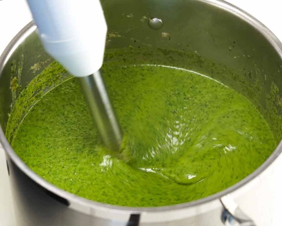 Blitzing Immunity Boost Green Goddess Soup en una olla